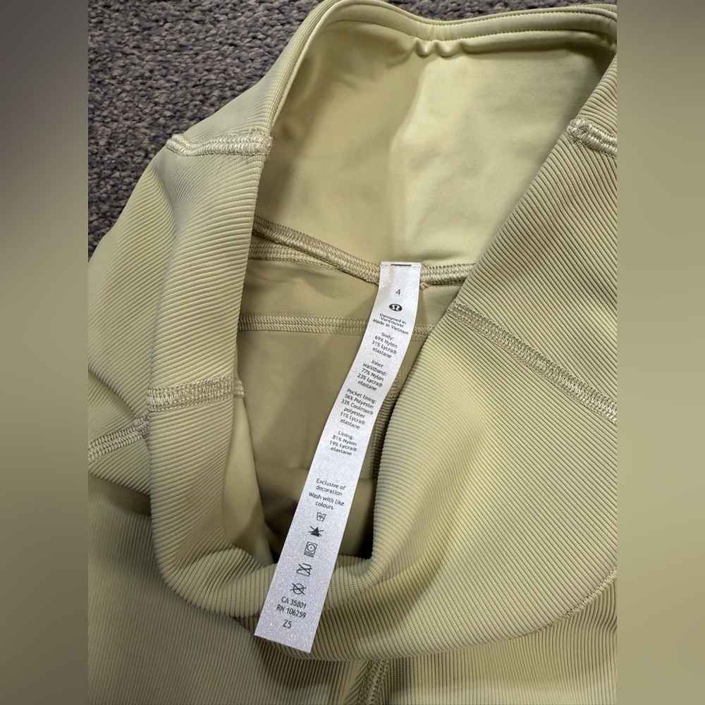 Lululemon Ribbed Contoured High-Rise Short 8"
Dew Green size 4 - Picture 6 of 7